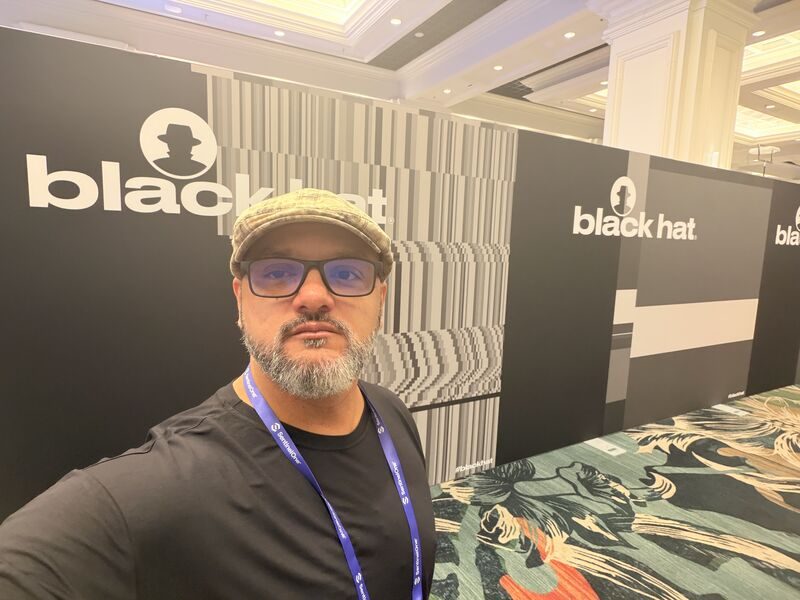 Wilder Martins em frente ao painel da Black Hat