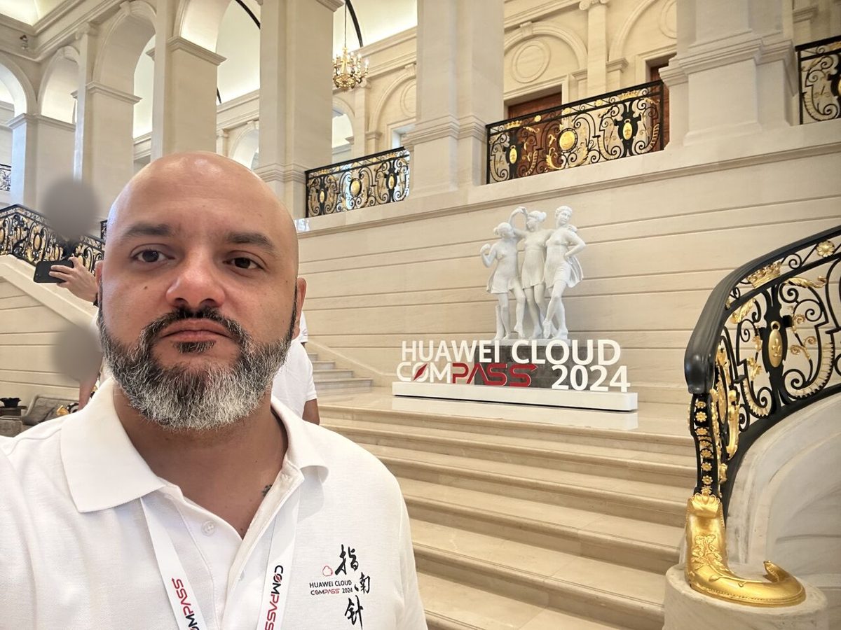 Wilder Martins no saguão do Huawei Cloud Compass 2024