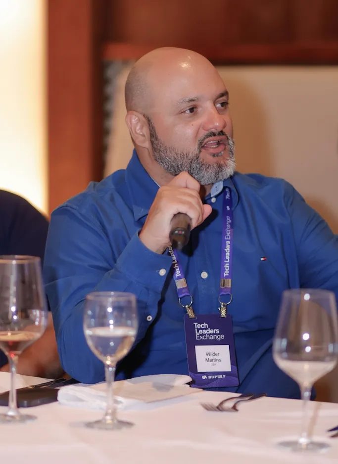 Wilder Martins falando ao microfone no Tech Leaders Exchange